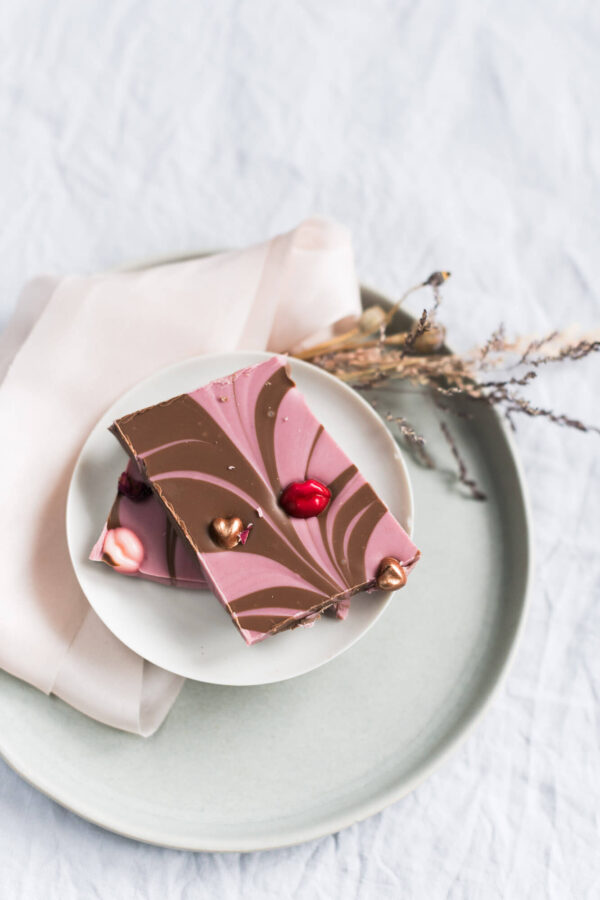 Bruchschokolade mit Beeren mit Kussmund und Herzen